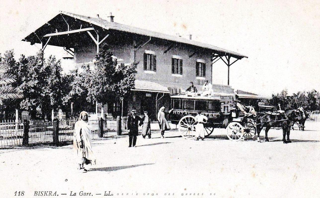 1884- Biskra - La Gare - La Diligence du Royal Hotel.jpg